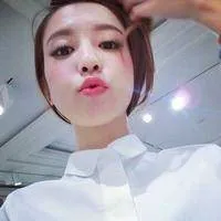 干练清爽的个性搞怪女生头像第1张