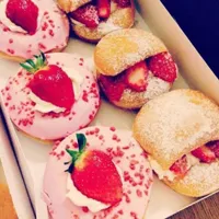 草莓甜甜圈爱吃草莓的亲很适合的头像图片第1张