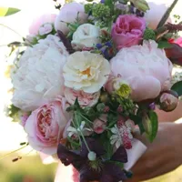 浪漫好看的手捧花头像第1张