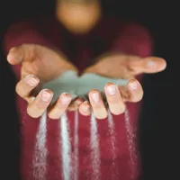 双手捧着各种东西的唯美QQ头像图片第1张