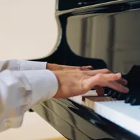 一个人弹钢琴图片唯美头像第1张