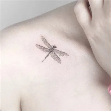 小清新女生锁骨纹身头像第1张