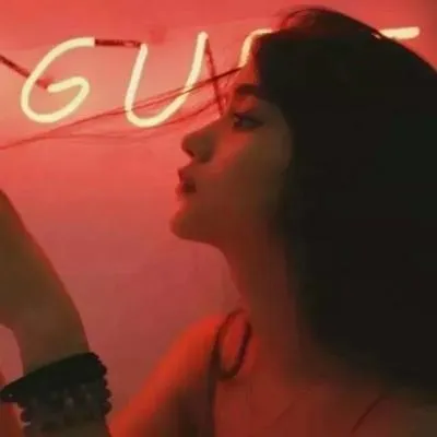 高清个性好看的红色系女生头像图片第1张