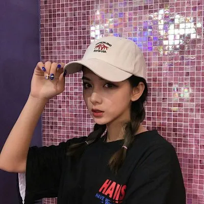 戴帽子个性女头像第1张