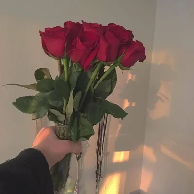 手拿花图片头像第1张