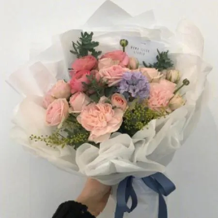 手拿花束头像第1张