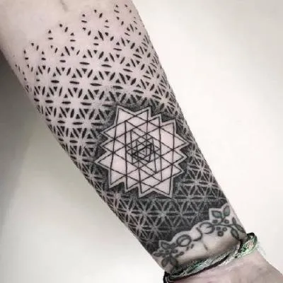 小臂梵花纹身头像：小臂位置点刺梵花纹身第1张
