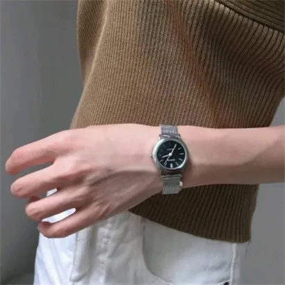 女生手控拿东西头像第1张