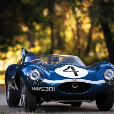 2020最新蓝色超帅气跑车微信头像图片第1张